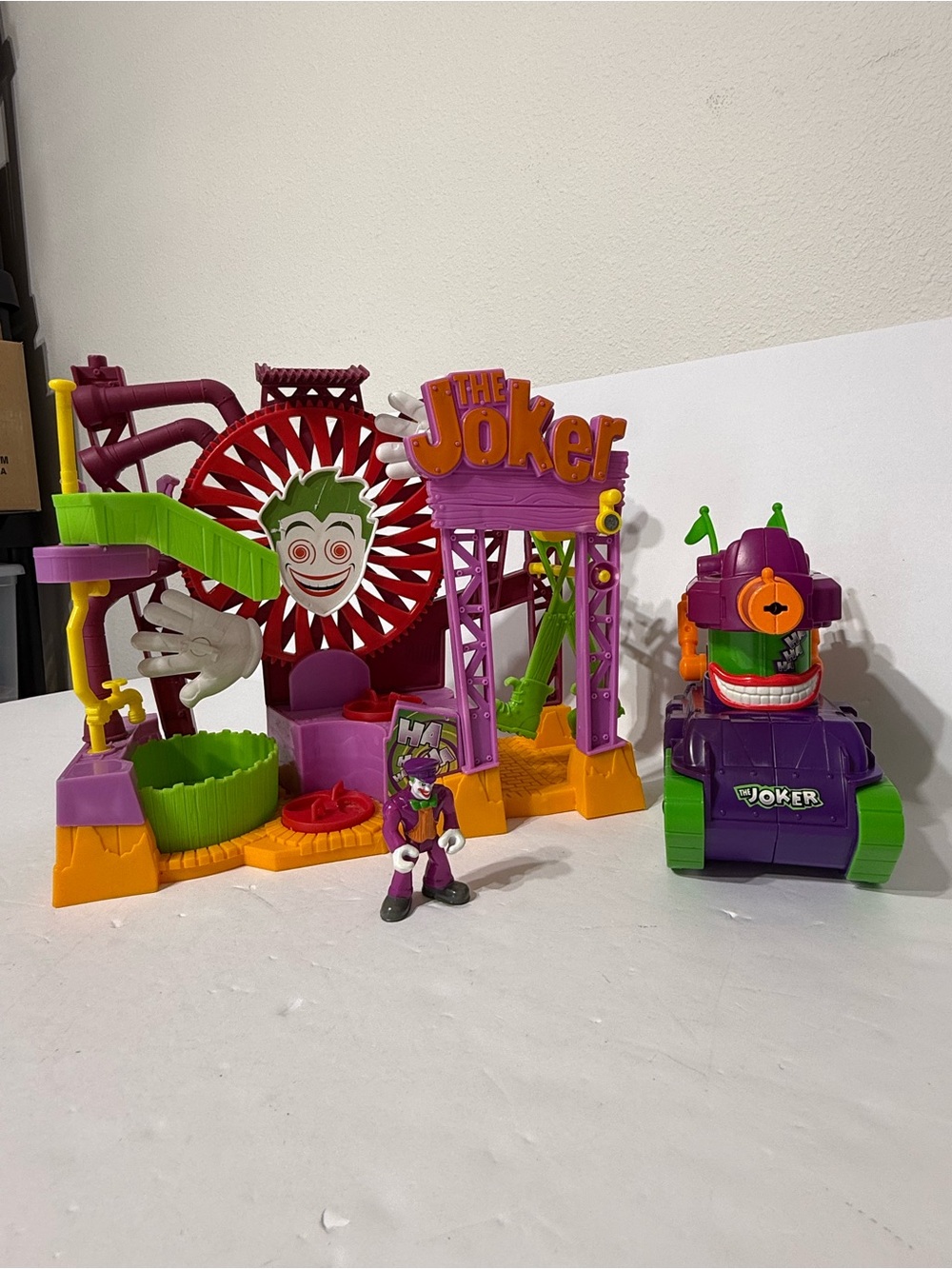 Imaginext The Joker Laugh Laff Factory Playset Super Friends w/ Tank & Figure